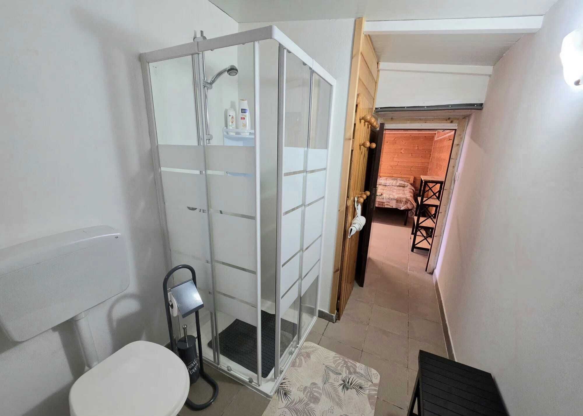 Familie bungalow, uitzicht op tuin | Badkamer | Een douche, een haardroger, handdoeken, zeep