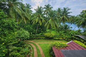 Paritalo, jokinäköala | Ulkoalueet