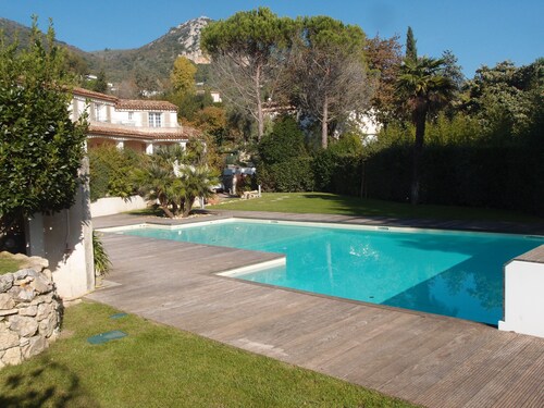 Green detached house with pool access