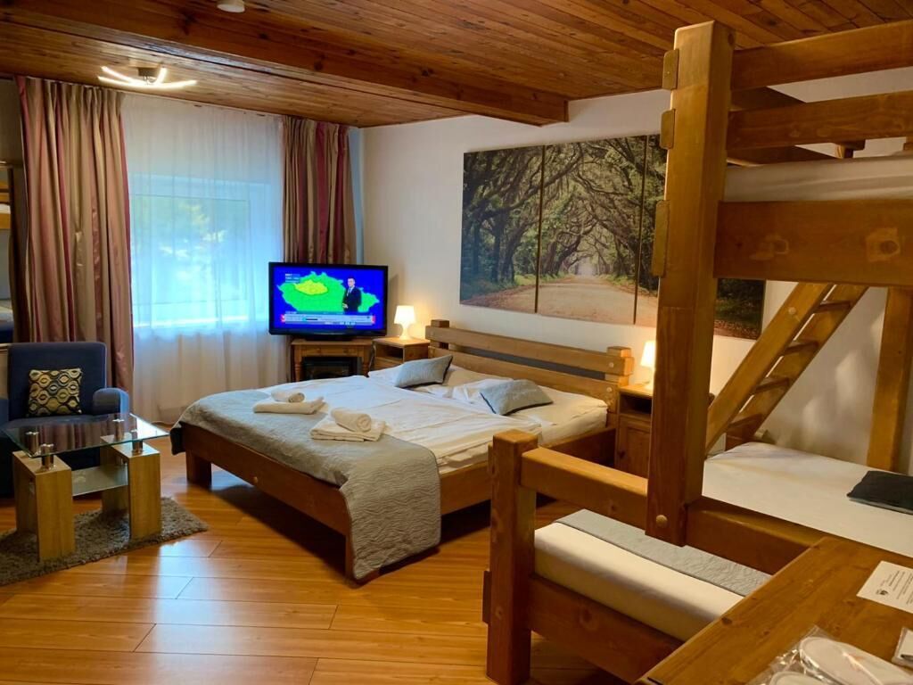 Standard Quadruple Room | Meja, ruang kerja komputer riba, Wi-fi percuma 