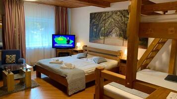 Standard Quadruple Room | Meja, ruang kerja komputer riba, Wi-fi percuma