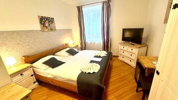 Standard Triple Room | Desk, laptop workspace, free WiFi