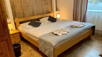 Habitación triple estándar | Escritorio, espacio para trabajar con laptop y wifi gratis