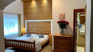 Standard Quadruple Room | Meja, ruang kerja komputer riba, Wi-fi percuma