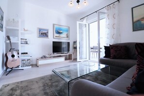 Apartment | Living room - Apartment on Ciovo With Large Balcony (Okrug)