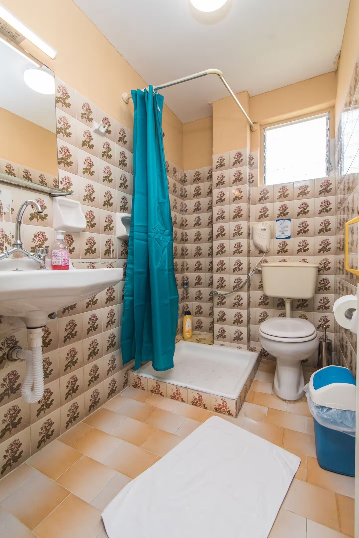 Een haardroger, handdoeken, zeep, toiletpapier