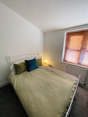 2 bedrooms, iron/ironing board, Internet, bed sheets