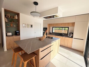 Fridge, microwave, oven, stovetop - Villa NOOSA - Saltwater pool - Terrace - Seignosse (Seignosse)