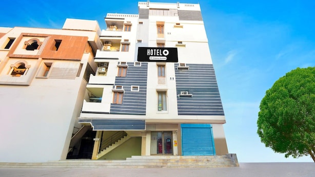 A multi-story hotel with a sign indicating it offers both hotel and company services. - Deluxe Hotel O Suncity Fort Inn (Hyderabad)