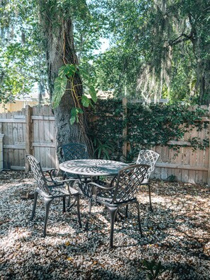 Outdoor dining - Your home away from Home -Charming 2-bedroom townhome with AC in sunny Tampa - (Tampa)