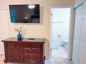 Shower, hair dryer, towels, soap - Your home away from Home -Charming 2-bedroom townhome with AC in sunny Tampa - (Tampa)