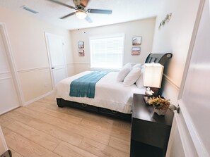 2 bedrooms, iron/ironing board, WiFi, bed sheets - Your home away from Home -Charming 2-bedroom townhome with AC in sunny Tampa - (Tampa)