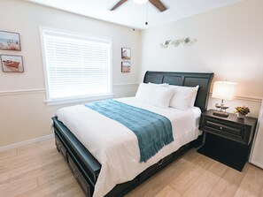 2 bedrooms, iron/ironing board, WiFi, bed sheets - Your home away from Home -Charming 2-bedroom townhome with AC in sunny Tampa - (Tampa)
