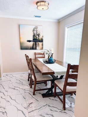 Dining - Your home away from Home -Charming 2-bedroom townhome with AC in sunny Tampa - (Tampa)