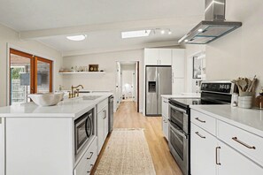 Fridge, microwave, oven, stovetop - Redwood Retreat | Pool | Fire-Pit | Wineries (Stevensville)