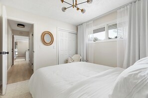 5 bedrooms, iron/ironing board, travel cot, WiFi - Redwood Retreat | Pool | Fire-Pit | Wineries (Stevensville)