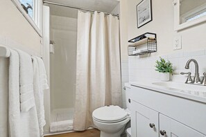 Shower, hair dryer, bidet, towels - Redwood Retreat | Pool | Fire-Pit | Wineries (Stevensville)