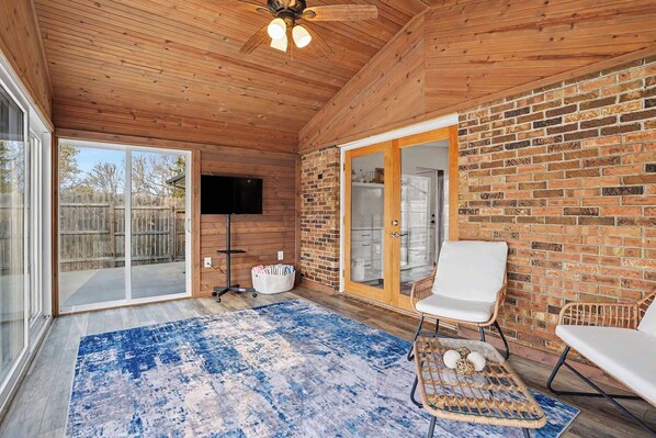 Interior - Redwood Retreat | Pool | Fire-Pit | Wineries (Stevensville)