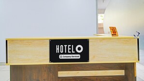 Una recepción con un cartel que indica servicio de la empresa.