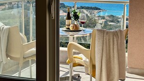 A balcony with a table, a bottle of wine, and a glass of wine. - Boutique-Apartments Edem (Utjeha)