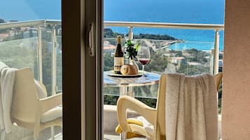 Suite Studio Luxe, vue mer | Restauration extérieure