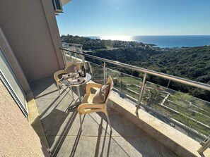 Cobertura panorâmica, vista para o mar | Opções para refeição ao ar livre