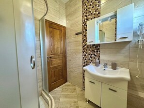 Panoramic Penthouse, Sea View | Bathroom | Shower, hair dryer, towels, soap - Boutique-Apartments Edem (Utjeha)