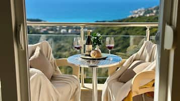 Luxury Studio Suite, Sea View | Outdoor dining