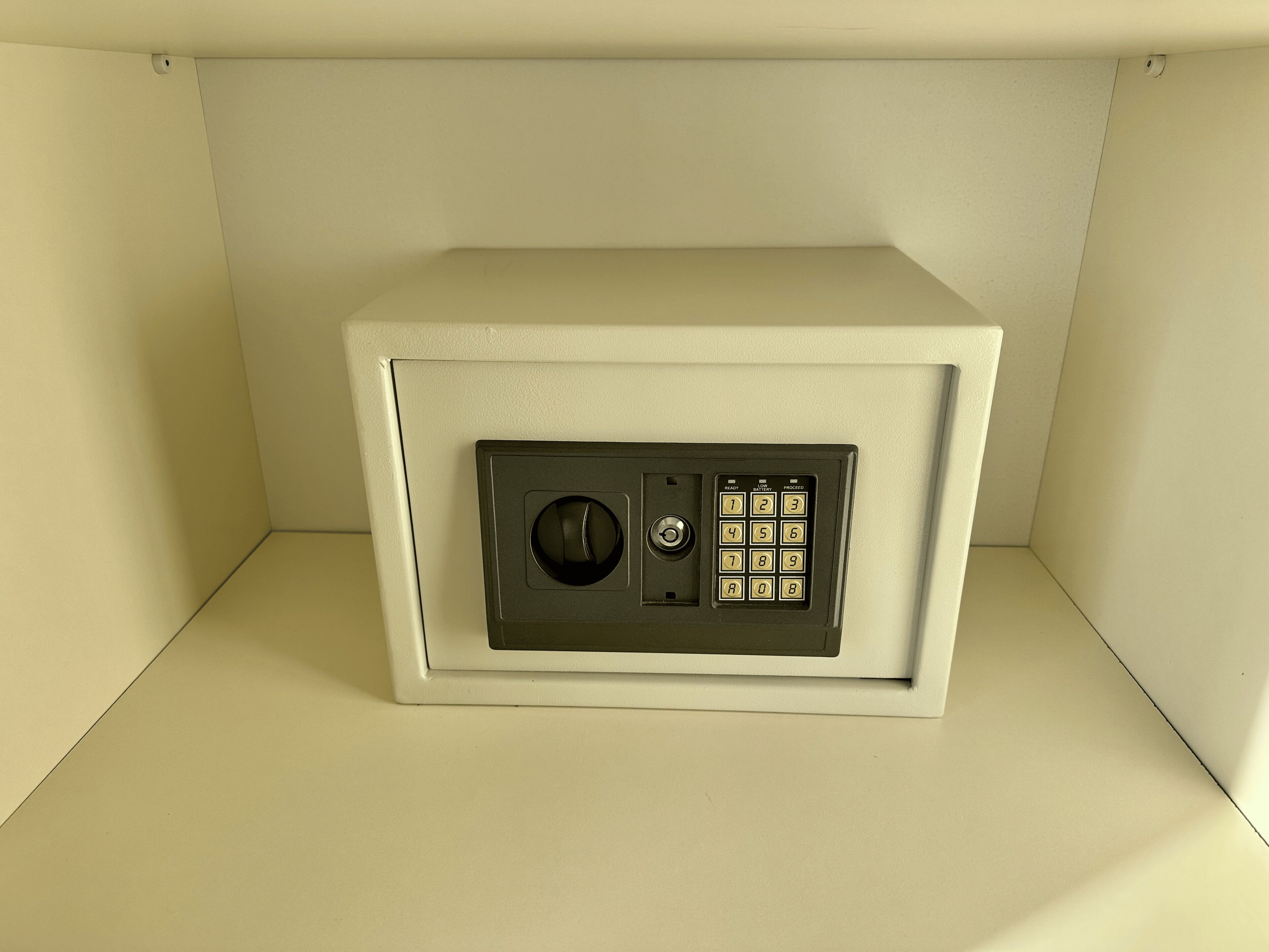 Een kluis met een keypad en een slot.