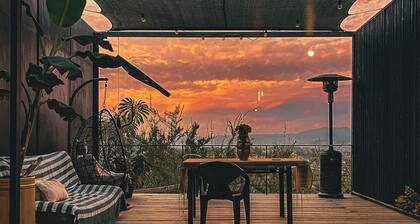 Boho-Chic Cabin: Private Sauna, Freestanding Tub & Views