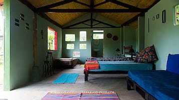 Quarto quádruplo básico, varanda, vista para a montanha | Parte interna