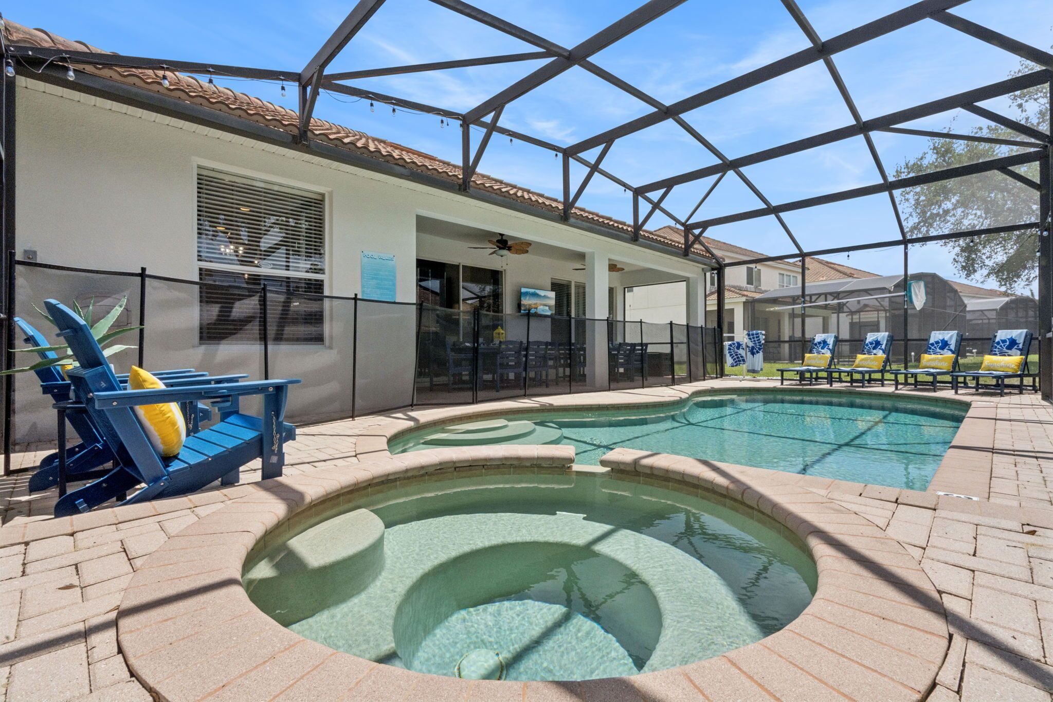 Une piscine extérieure avec des chaises longues et un patio couvert.
