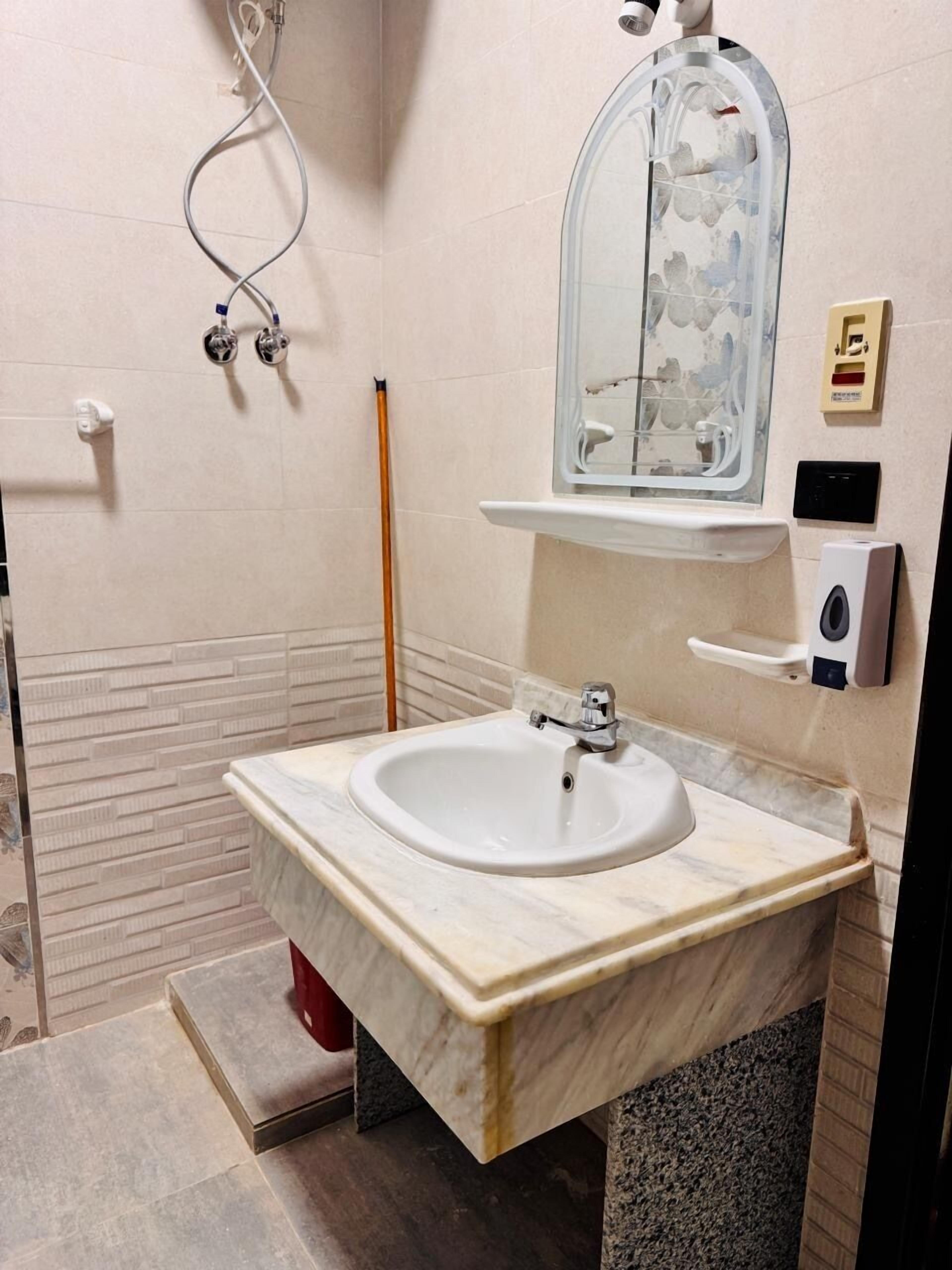 Een douche, handdoeken, zeep, toiletpapier