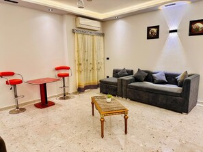 TV - Cozy One Bedroom Apartment with Pool View and Wi-Fi (Hurghada)