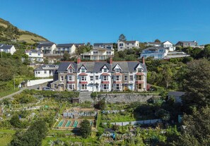 Exterior - Stylish 5 Bed Family Holiday Home- Panoramic Sea Views- Pets Allowed (Aberdyfi)