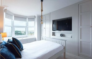 5 bedrooms, WiFi, bed sheets