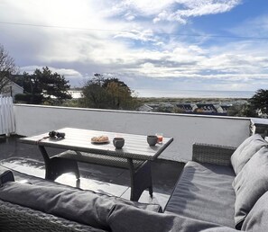 Outdoor dining - Stylish 5 Bed Family Holiday Home- Panoramic Sea Views- Pets Allowed (Aberdyfi)