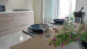 Una cocina moderna con comedor.