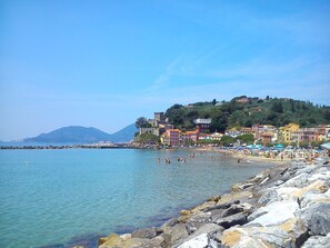 Beach - Cozy studio apartment by the sea with parking-beach, 5 Terre, hiking, tours (San Terenzo)