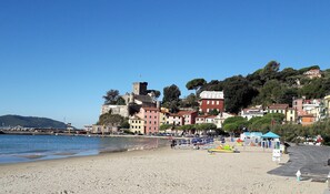 Beach - Cozy studio apartment by the sea with parking-beach, 5 Terre, hiking, tours (San Terenzo)