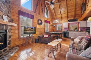 Living area - Rocky Top Sports World - 7 mins, Gatlinburg getaway w/Hot tub & Outdoor games (Gatlinburg)