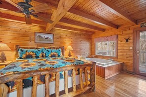 Ein Interieur einer Blockhütte mit einem hölzernen Bett, einem Fenster mit Holzrahmen, einer Holzzielung und einem Schild mit der Aufschrift 'HOTEL'.
