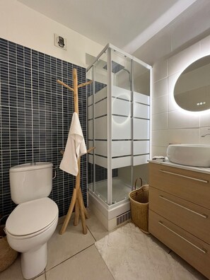 Dusche, Haartrockner, Handtücher, Toilettenpapier