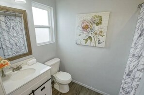 Bathroom - Spacious 3BR Home Near French Quarter & City Park (New Orleans)