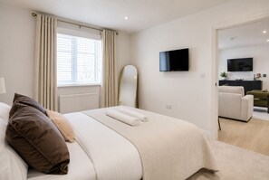 1 bedroom, iron/ironing board, travel cot, free WiFi - Stunning 1BR Flat | Pier + Near Shops Walk (Southend-on-Sea)