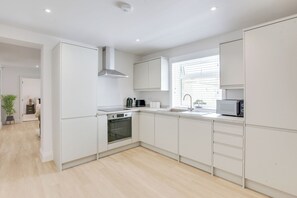 Fridge, microwave, oven, stovetop - New! Stunning & Chic 1BR City Centre Nr High St by Luxiety Stays (Southend-on-Sea)