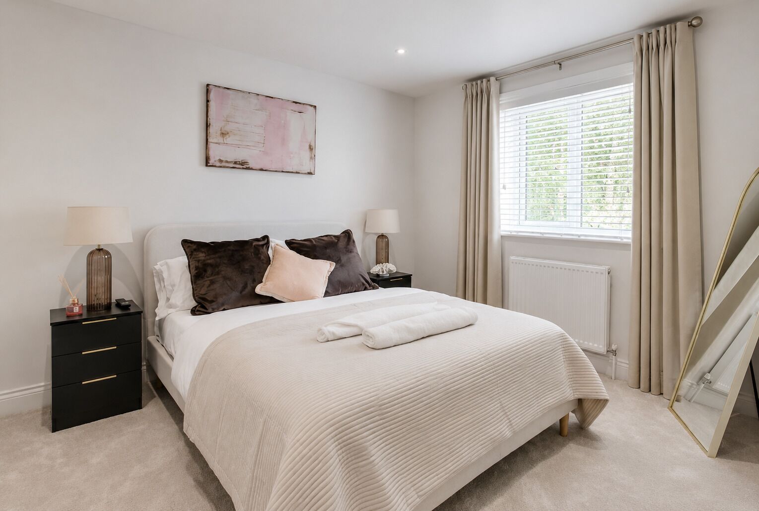 1 chambre, fer et planche à repasser, lit de bébé portatif
