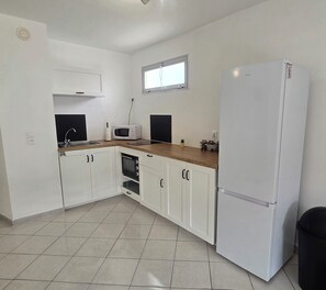 Fridge, microwave, oven, coffee/tea maker - AC Apt with Balcony in Saint-Raphaël (Saint-Raphaël)