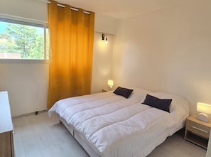 1 bedroom, iron/ironing board, WiFi - AC Apt with Balcony in Saint-Raphaël (Saint-Raphaël)