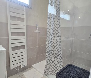 Shower, hair dryer - AC Apt with Balcony in Saint-Raphaël (Saint-Raphaël)